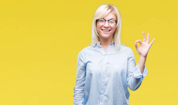 Kobieta Młody Biznes Blondynka Okularach Białym Tle Tło Uśmiechający Się — Zdjęcie stockowe