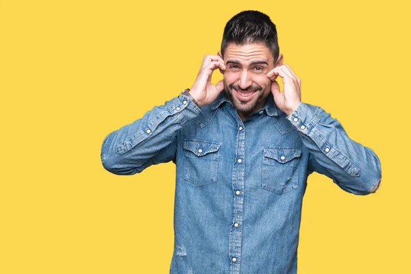 Joven Hombre Guapo Sobre Fondo Aislado Cubriendo Las Orejas Con — Foto de Stock