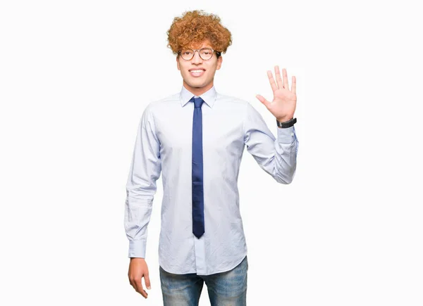 Joven Hombre Negocios Guapo Con Gafas Afro Mostrando Apuntando Hacia — Foto de Stock