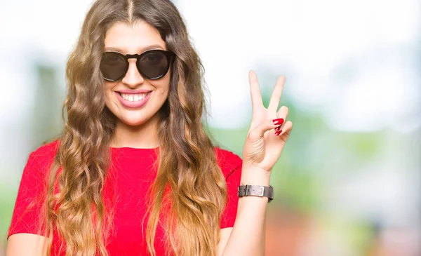 Joven Hermosa Mujer Con Camiseta Roja Gafas Sol Sonriendo Con — Foto de Stock