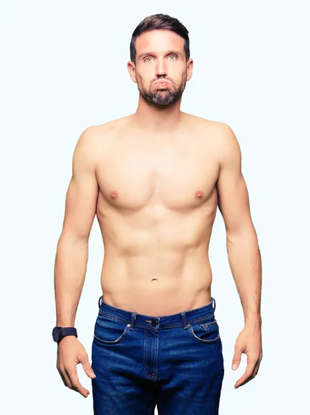 Hombre Guapo Sin Camisa Mostrando Pecho Desnudo Hinchando Mejillas Con — Foto de Stock