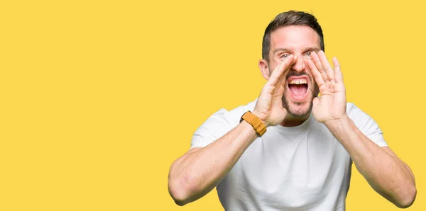 Bonito Homem Vestindo Casual Branco Shirt Gritando Irritado Voz Alta — Fotografia de Stock