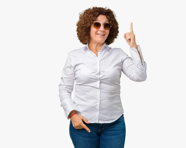 Mulher Negócios Sênior Meio Ager Bonita Usando Óculos Sol Sobre — Fotografia de Stock