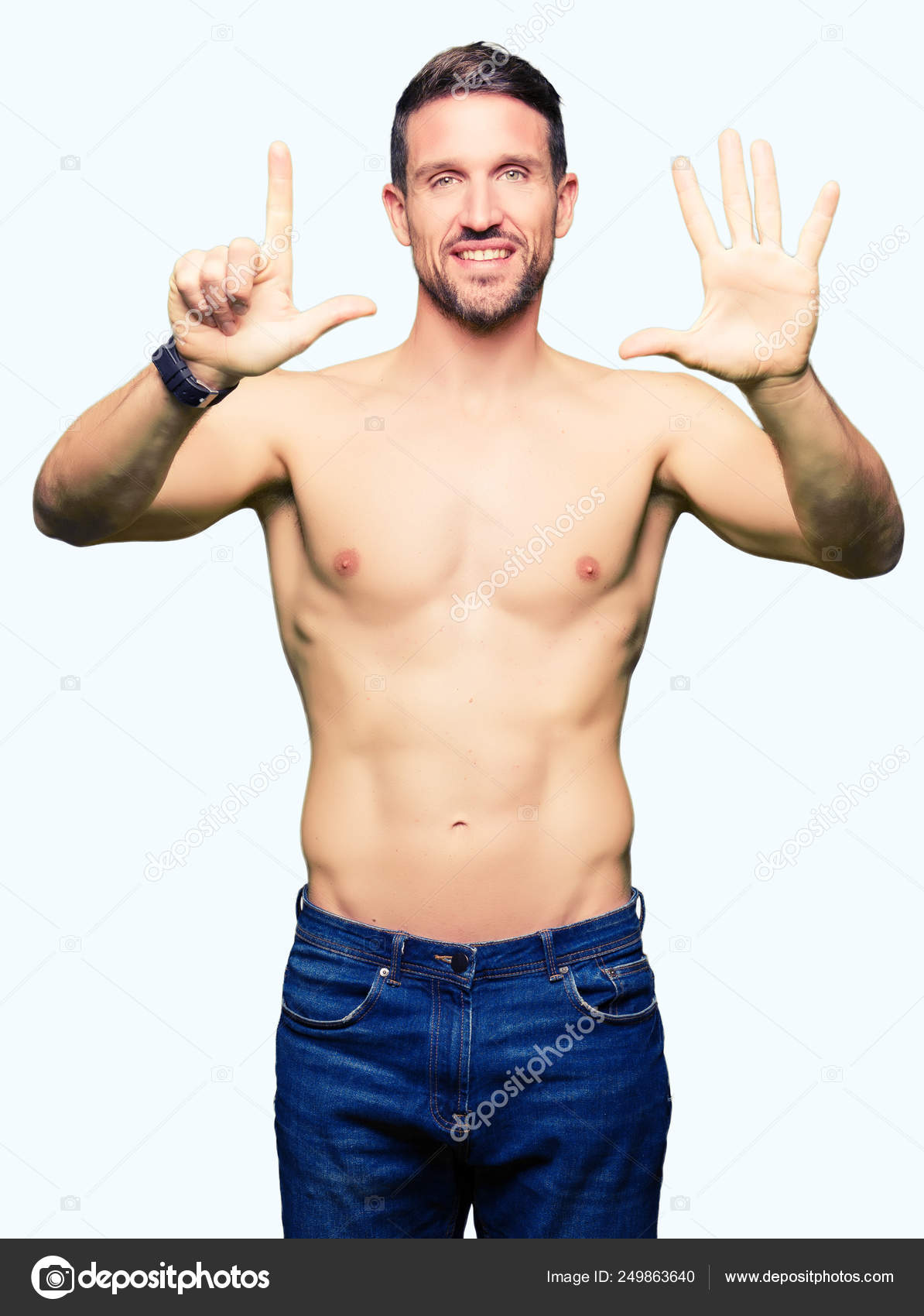 Hombre Guapo Sin Camisa Mostrando Pecho Desnudo Mostrando Apuntando Hacia Fotograf A De Stock