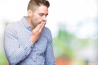 Yakışıklı delikanlı izole arka plan üzerinde el ile ağız kapsayan yorgun esneme sıkılmış. Restless ve uyku hali.