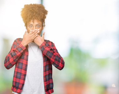 Güzel genç Afro-Amerikan kadın üzerinde gözlük takan arka plan ağız hata için elleriyle kapsayan şok izole. Gizli kavramı.