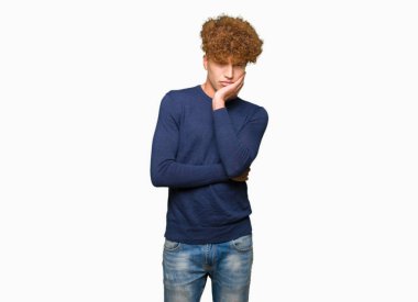 Düşünme afro saç seyir ile genç yakışıklı adam yorgun ve sıkılmış çapraz silah depresyon sorunları ile.