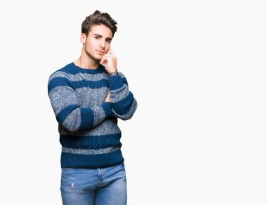 Yakışıklı delikanlı çene düşünme hakkında soru, dalgın ifade üzerine el ile izole arka plan üzerinde. Düşünceli yüzüyle gülümsüyor. Şüphe kavramı.