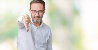 Mutsuz ve kızgın ret gösterilen ve başparmak aşağı hareketi ile negatif seyir izole arka plan üzerinde gözlük takan yakışıklı orta yaş zarif üst düzey iş adamı. Kötü ifade.