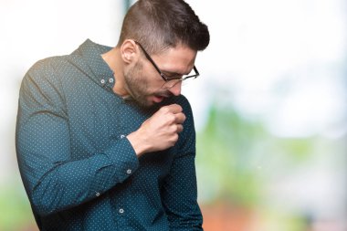 Duygu iyi ve soğuk veya bronşit için semptom olarak öksürük izole arka plan üzerinde gözlük takan genç yakışıklı iş adamı. Sağlık kavramı.