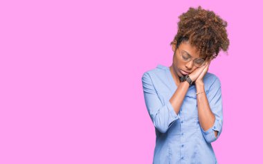 Güzel genç Afro-Amerikan iş kadını uyku yorgun hayal ve ellerle birlikte poz ile kapalı gözler gülümseyen izole arka plan üzerinde.