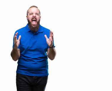 Üzerinde mavi gömlek giymiş genç beyaz hipster adam arka plan deli izole ve deli bağırarak ve agresif ifade ve silah kaldırdı bağırıyor. Hayal kırıklığı kavramı.