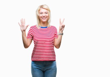 Genç güzel sarışın kadın gösterilen ve parmakları ile işaret izole arka plan yüzünden kendinden emin ve mutlu gülümseyerek süre yedi numara.