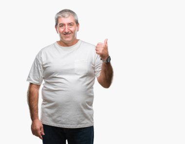 Seyir ve başparmak yanında yukarıyı mutlu yüz ile gülümseyen izole arka plan üzerinde üst düzey yakışıklı.