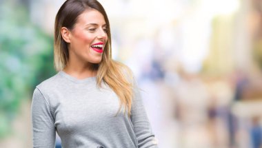 Genç güzel işçi iş kadını uzak tarafına yüzünde, doğal ifade gülümseme ile seyir izole arka plan üzerinde. Kendine güvenen gülüyor.