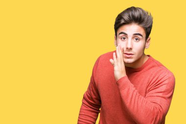 Yakışıklı delikanlı izole arka plan üzerinde el gizli söylenti söylüyor Ağızdan kötü amaçlı konuşma konuşma fısıldayan