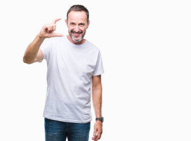 İzole arka plan gülümseyen ve süre seyir ve kamera boyutu işaret parmaklarıyla yapıyor el ile kendinden emin eller üzerinde beyaz t-shirt giyen orta yaş ağarmış komuta sizde. Ölçü kavramı.