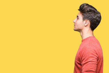 Yakışıklı delikanlı izole arka tarafına, seyir üzerinde dinlenmek doğal yüz emin gülümseme ile pozuyla profili.