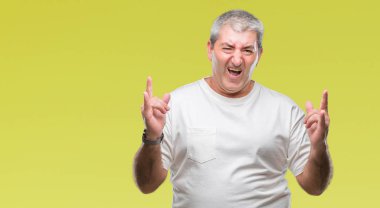 Deli ifade rock simge elle yapıyor ile bağırarak izole arka plan üzerinde yakışıklı komuta sizde. Müzik yıldızı. Ağır kavramı.