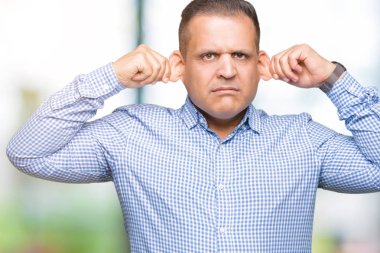 Orta yaş Arap iş adamı izole arka plan gülen çekerek kulakları parmaklar, komik jest ile üzerinden. Seçmelere sorun