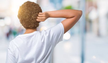 Güzel genç Afro-Amerikan kadın hakkında şüphe ile baş taraftan izole arka plan geriye düşünme üzerinde gözlük