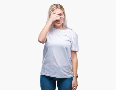 Mahcup ifadeyle parmaklarımın arasından seyir izole arka yüz ve gözler el ile kapsayan şok bakmak genç sarışın kadın.