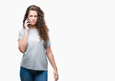 Smartphone akıllı yüzünde ciddi düşünme emin bir ifade ile izole arka plan üzerinde konuşan genç esmer kız