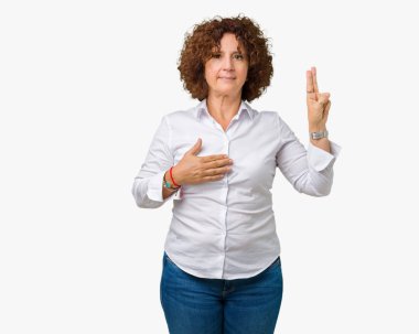 Güzel orta ager üst düzey businees kadın izole arka plan Swearing göğüs ve parmaklar, el ile bir sadakat sözü yemin yapma