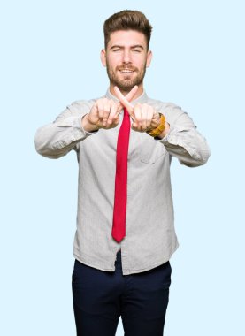 Genç yakışıklı iş adamı ret ifade geçiş parmakları eksi işareti yapıyor