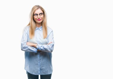 Görünümlü yan ve dik dik bakma uzağa düşünce gülümseyen izole arka plan üzerinde gözlüklü genç güzel sarışın iş kadını.