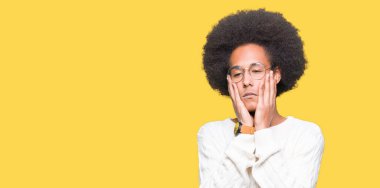Gözlük yorgun el yüz, depresyon ve üzüntü, kapsayan giyen afro saçlı genç Afro-Amerikan adam üzgün ve sorun için tahriş