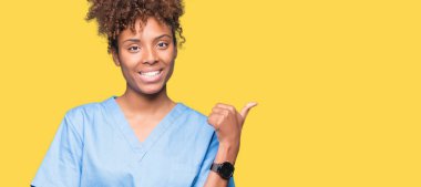 Genç Afro-Amerikan doktor kadın arıyorum ve başparmak yanında yukarıyı mutlu yüz ile gülümseyen izole arka plan.