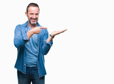 Orta yaş ağarmış komuta sizde üzerinden hayran ve el ile sunulması ve parmak ile işaret ederken kameraya gülümseyen izole arka plan.