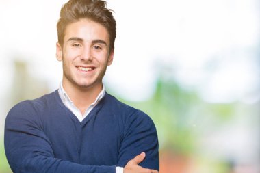 Kameraya bakarak çapraz silah ile gülümseyen izole arka plan mutlu yüzüne genç yakışıklı iş adamı. Olumlu bir kişi.