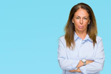 Güzel orta yaş iş yetişkin kadın izole arka plan şüpheci ve çapraz kolları olan yüzündeki gergin, onaylamayan ifade yüzünden. Negatif kişi.