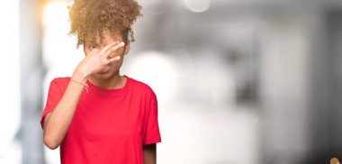 Bir şey pis ve iğrenç kokulu izole arka plan, dayanılmaz koku, holding nefes burun parmaklar ile güzel genç Afro-Amerikan kadın. Kötü kokuyor kavramı.