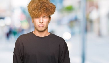 Siyah t-shirt giyen afro saçlı yakışıklı delikanlı depresif ve kızgın ve korkmuş ağlıyor sıkıntı için endişeleniyorum. Üzgün ifade.