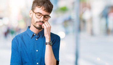 Seyir yorgun ve bıkkın ile depresyon sorun Çapraz kollar ile izole arka plan düşünme üzerinde gözlük takan genç yakışıklı adam.