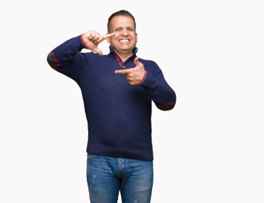 Orta yaş Arap adam elleriyle yapım çerçeve ve parmakları ile mutlu yüz gülümseyen izole arka plan. Yaratıcılık ve Fotoğrafçılık kavramı.