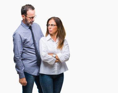 Orta yaş İspanyol çift üzerinde gözlük takan aşık arka plan şüpheci izole ve gergin, ifade ile yüzünde onaylamayan silah geçti. Negatif kişi.