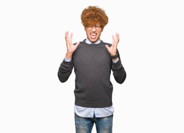 Genç yakışıklı iş adamı deli ve silah ile başarı için deli kutluyor gözlük takıyorsun afro saç ile kaldırdı ve heyecanlı çığlık gözler kapalı. Kazanan kavramı