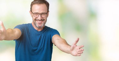 Sarılmak için kollarını açarak gülümseyerek kameraya bakarak izole arka plan üzerinde gözlük nedir yakışıklı orta yaş ağarmış komuta sizde. Neşeli ifade kucaklayan mutluluk.