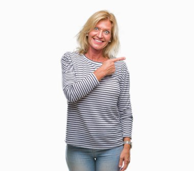 İzole arka neşeli bir gülümseme ile yüz el ve parmak kadar kameraya bakarak yüzündeki mutlu ve doğal ifade ile yan ile işaret orta yaş sarışın kadın.