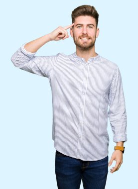 Genç yakışıklı bir parmak, harika bir fikir ya da düşünce, iyi hafıza ile baş gösteren gülen adam