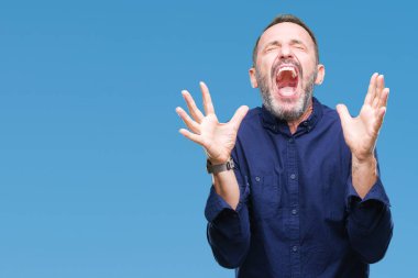 Orta yaş ağarmış üst düzey adam kızgın ve silah ile başarı için deli kutluyor izole arka plan üzerinde kaldırdı ve heyecanlı çığlık gözler kapalı. Kazanan kavramı