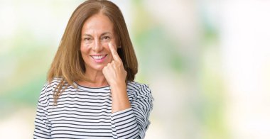 Üzerinde çizgili Süveter giyen güzel orta yaş kadın izole arka plan göz izlerken seni jest için şüpheli ifade işaret