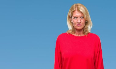 Orta yaş izole arka plan şüpheci ve sorun nedeniyle gergin, papatyanın üzgün sarışın kadın. Negatif kişi.