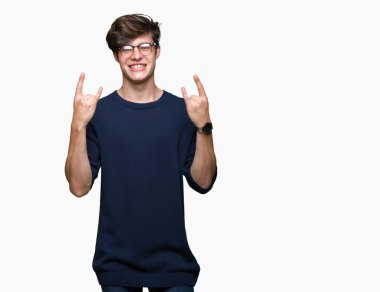 Deli ifade rock simge elle yapıyor ile bağırarak izole arka plan üzerinde gözlük takan yakışıklı delikanlı. Müzik yıldızı. Ağır kavramı.