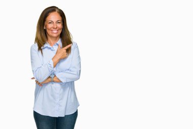 Güzel orta yaş iş yetişkin kadın izole arka neşeli bir gülümseme ile el ve parmak kadar kameraya bakarak yüzündeki mutlu ve doğal ifade ile yan ile işaret eden yüz.