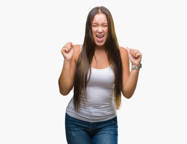 Kızgın ve silah ile başarı için deli kutluyor izole arka plan üzerinde beyaz genç güzel kadın kaldırdı ve heyecanlı çığlık gözler kapalı. Kazanan kavramı